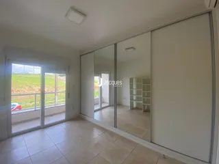 Ambiente interno com piso de cerâmica e portas de vidro.
