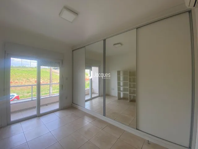 Ambiente interno com piso de cerâmica e portas de vidro.