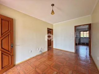 Hall de entrada com piso de cerâmica e portas de madeira.