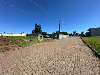A rua de acesso da propriedade em Lajeado, Brasil, é cercada por uma cerca de arame.