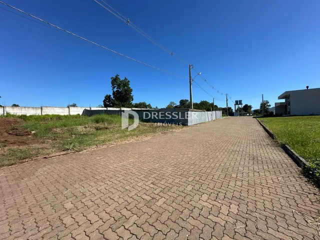 A rua de acesso da propriedade em Lajeado, Brasil, é cercada por uma cerca de arame.