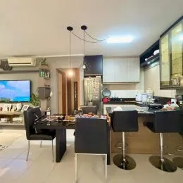 Cozinha moderna com armários e bancada em ambiente interno.
