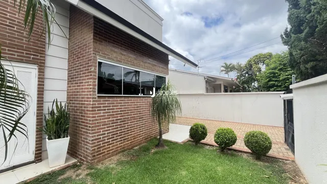 Fachada de uma residência com alvenaria e jardim em Lajeado, Brasil.