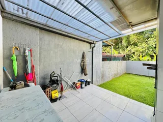 Foto de uma área externa com piso de concreto e gramado em Lajeado.