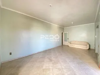 Espaço interno com paredes claras e piso de cerâmica.