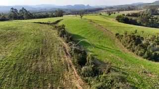 Vista aérea de campos verdes e colinas em Lajeado, Brasil.