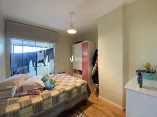 Quarto com cama e guarda-roupa em um imóvel em Lajeado.