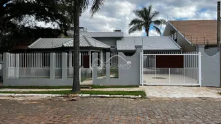 Fachada de uma residência com muro e portão em Lajeado, Brasil.