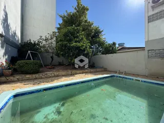 Foto da piscina e do quintal de uma propriedade em Lajeado.