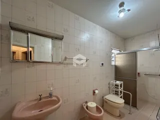Foto de um banheiro interno com azulejos brancos e pia rosa