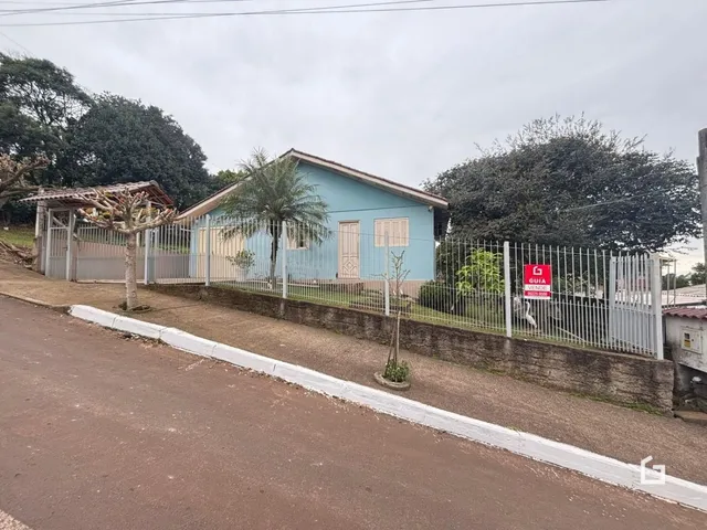 Fachada de uma casa em Lajeado, Brasil, com cerca e portão.