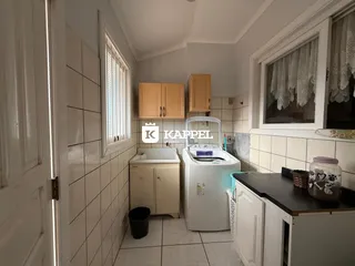 Foto de uma área interna com armários e piso de cerâmica.