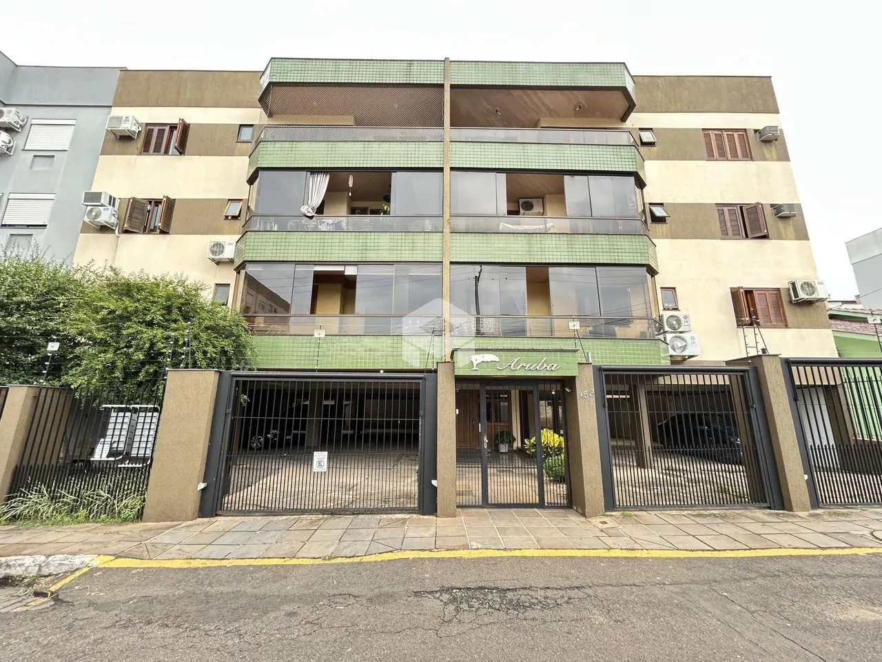 Fachada de um prédio residencial em Lajeado, Brasil, com portão de entrada.