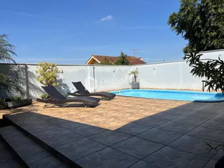 Vista externa de uma piscina e área de lazer em Lajeado.