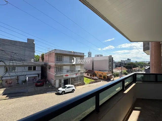 Vista da rua com edifícios residenciais em Lajeado, Brasil.