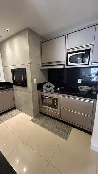 Vista da cozinha moderna com armários e piso claro.