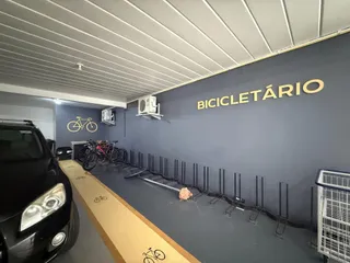 Foto de um espaço de armazenamento com bicicletas em uma garagem.