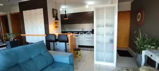 Sala de estar com sofá azul e parede escura