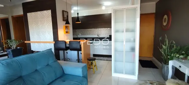 Sala de estar com sofá azul e parede escura