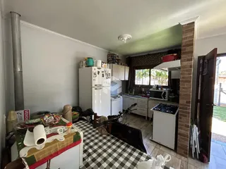 Imagem interna de uma sala de estar com cozinha e quarto em Lajeado, Brasil.