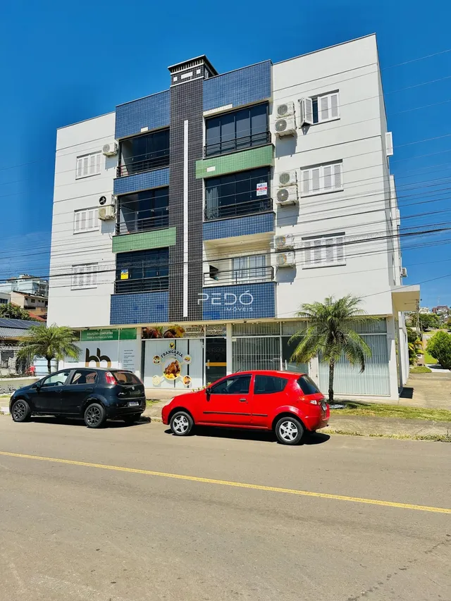 Fachada de um prédio residencial em Lajeado, Brasil, com apartamentos e vagas de garagem.