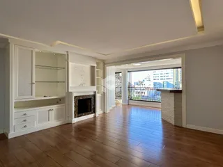 Sala de estar com piso de madeira e lareira.