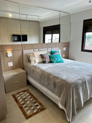 Quarto moderno com cama e painéis de madeira