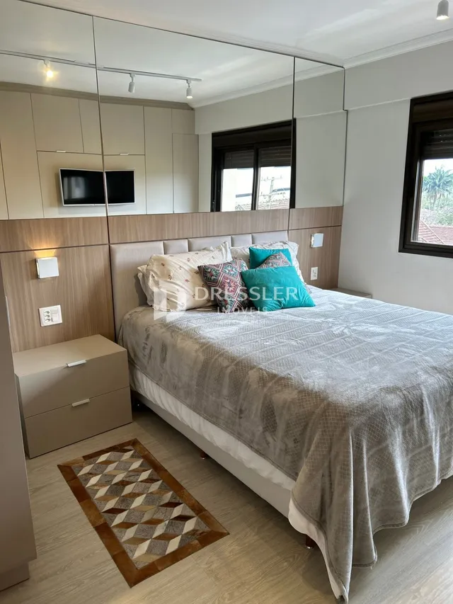 Quarto moderno com cama e painéis de madeira
