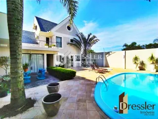 Fachada de uma residência com piscina em Lajeado.