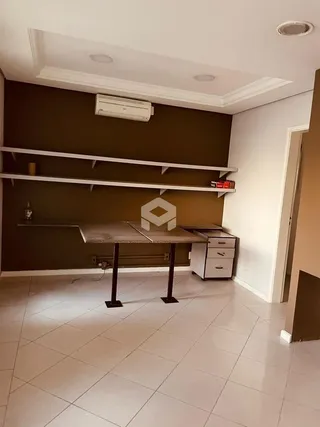 Sala de estar com piso de cerâmica e parede escura.