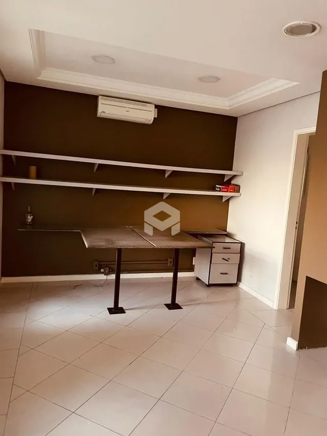 Sala de estar com piso de cerâmica e parede escura.