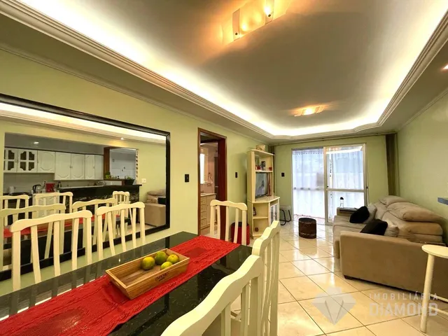 Interior de uma sala de estar com área de jantar em um imóvel no Brasil.