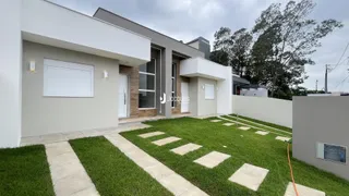 Fachada moderna de uma residência com jardim gramado em Lajeado, Brasil.