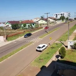 Vista externa de uma rua residencial em Lajeado, Brasil.