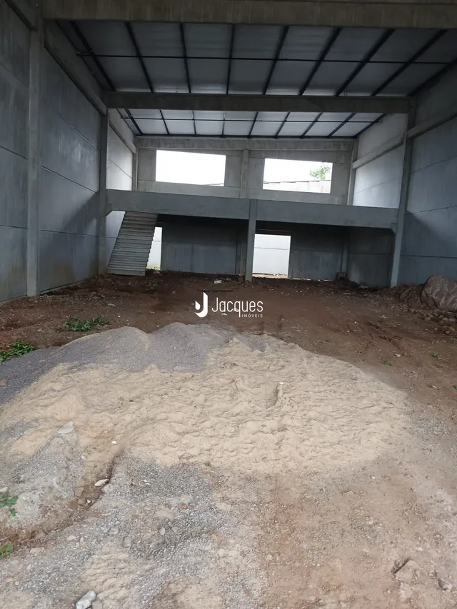 A foto mostra a fundação de uma estrutura de concreto ao ar livre.