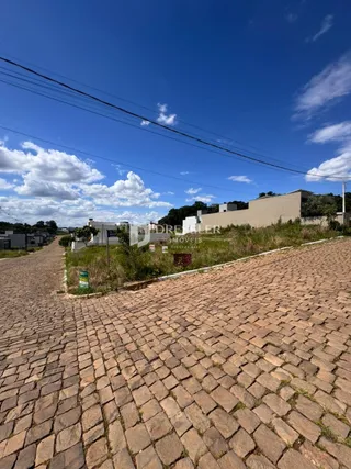 Vista da rua pavimentada com pedras no entorno de Lajeado, Brasil.