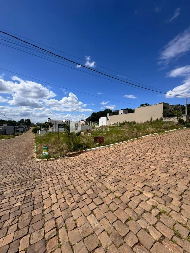 Vista da rua pavimentada com pedras no entorno de Lajeado, Brasil.