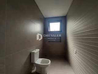 Corredor interno de um imóvel em Lajeado, Brasil, mostrando um banheiro.