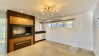Sala de estar com lareira e paredes brancas.