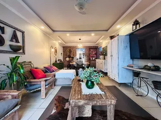 Sala de estar com decoração rústica e móveis de madeira.