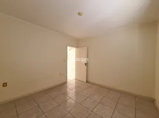 Interior de um corredor com piso de cerâmica.