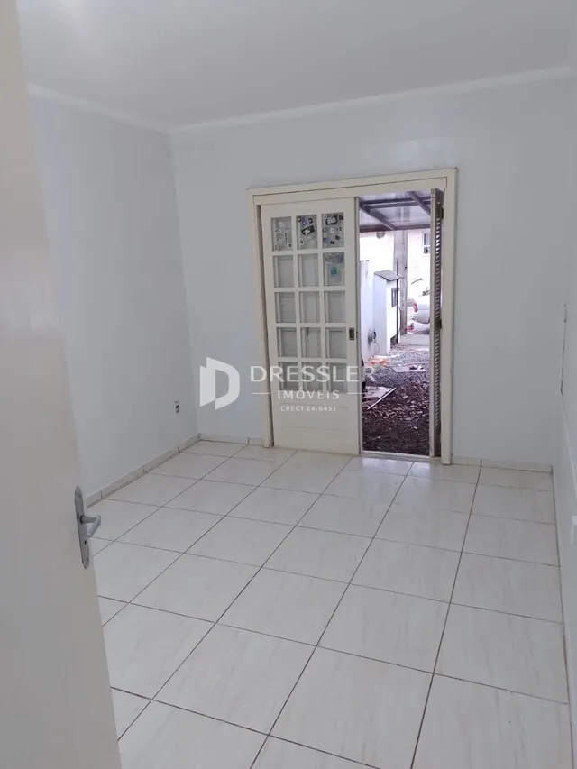 Hall de entrada com porta branca em um imóvel no Brasil.