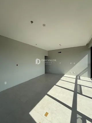Ambiente interno de uma sala ampla com piso de cerâmica.