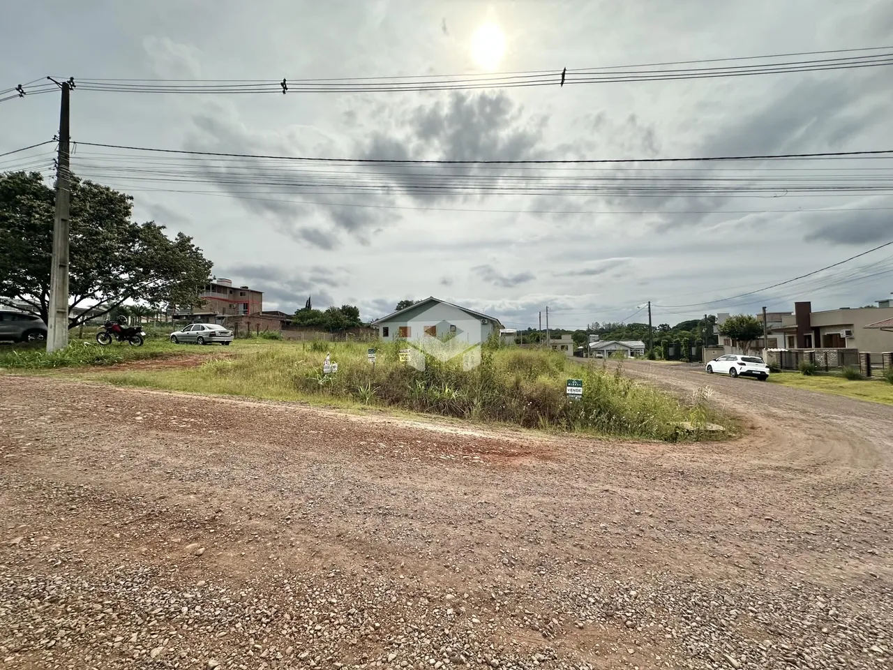 Vista da estrada de terra em frente a uma propriedade em Lajeado, Brasil.