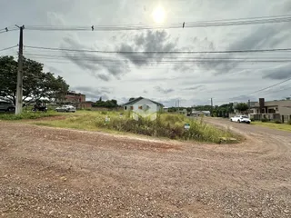 Vista da estrada de terra em frente a uma propriedade em Lajeado, Brasil.