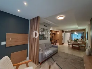 Sala de estar moderna com painel de madeira e piso claro.