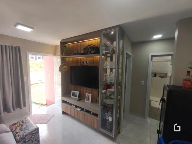 Sala de estar com estante e televisão em um imóvel no Brasil.