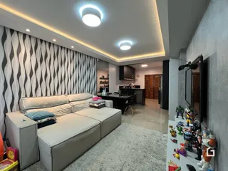 Sala de estar moderna com sofá e decoração em um apartamento.