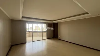 A sala de estar mostra um ambiente interno com paredes claras e piso liso.