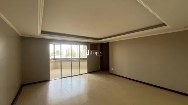 A sala de estar mostra um ambiente interno com paredes claras e piso liso.